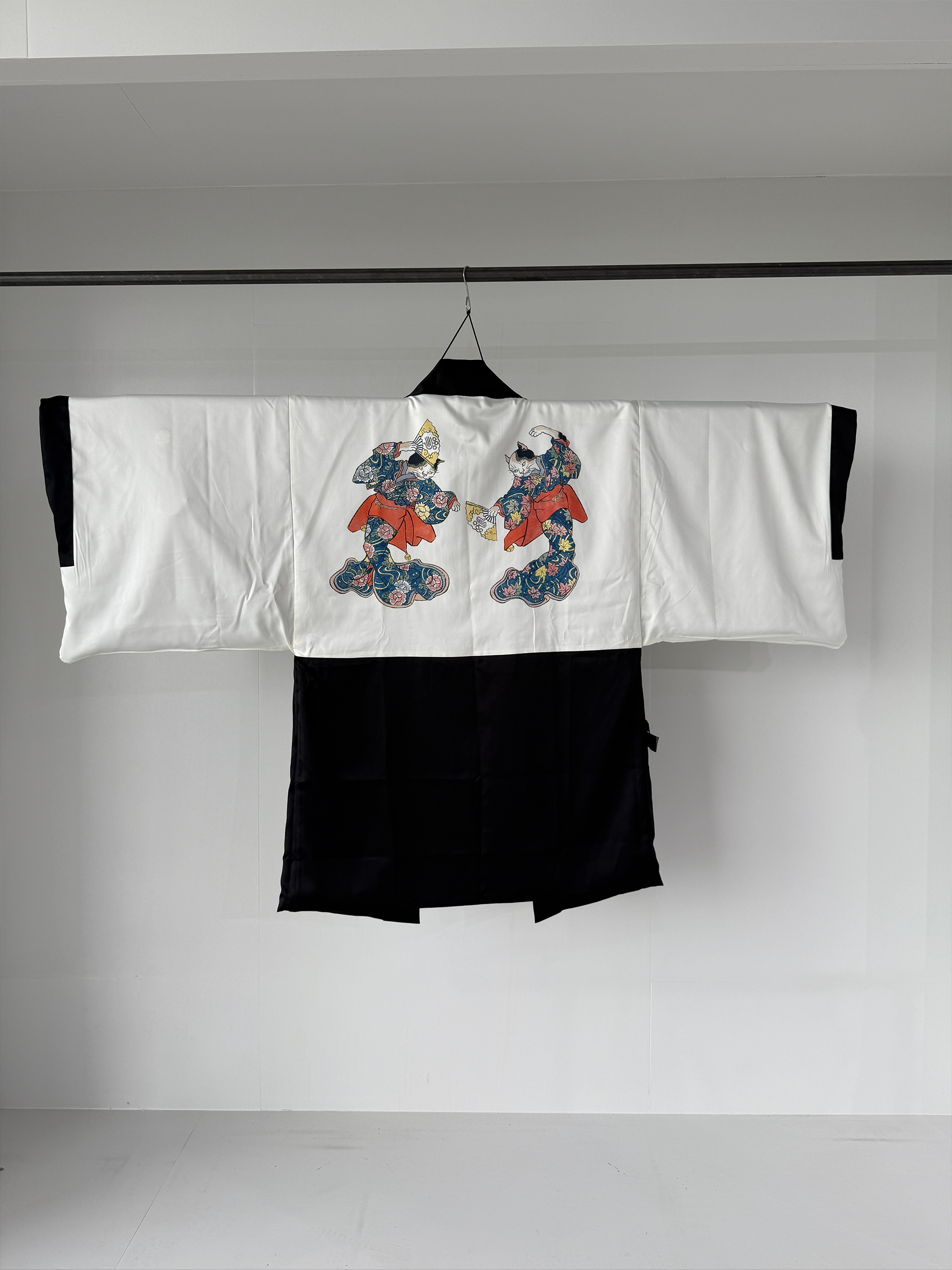 KUROMONTSUKI HAORI - DANCING CAT / 踊る猫