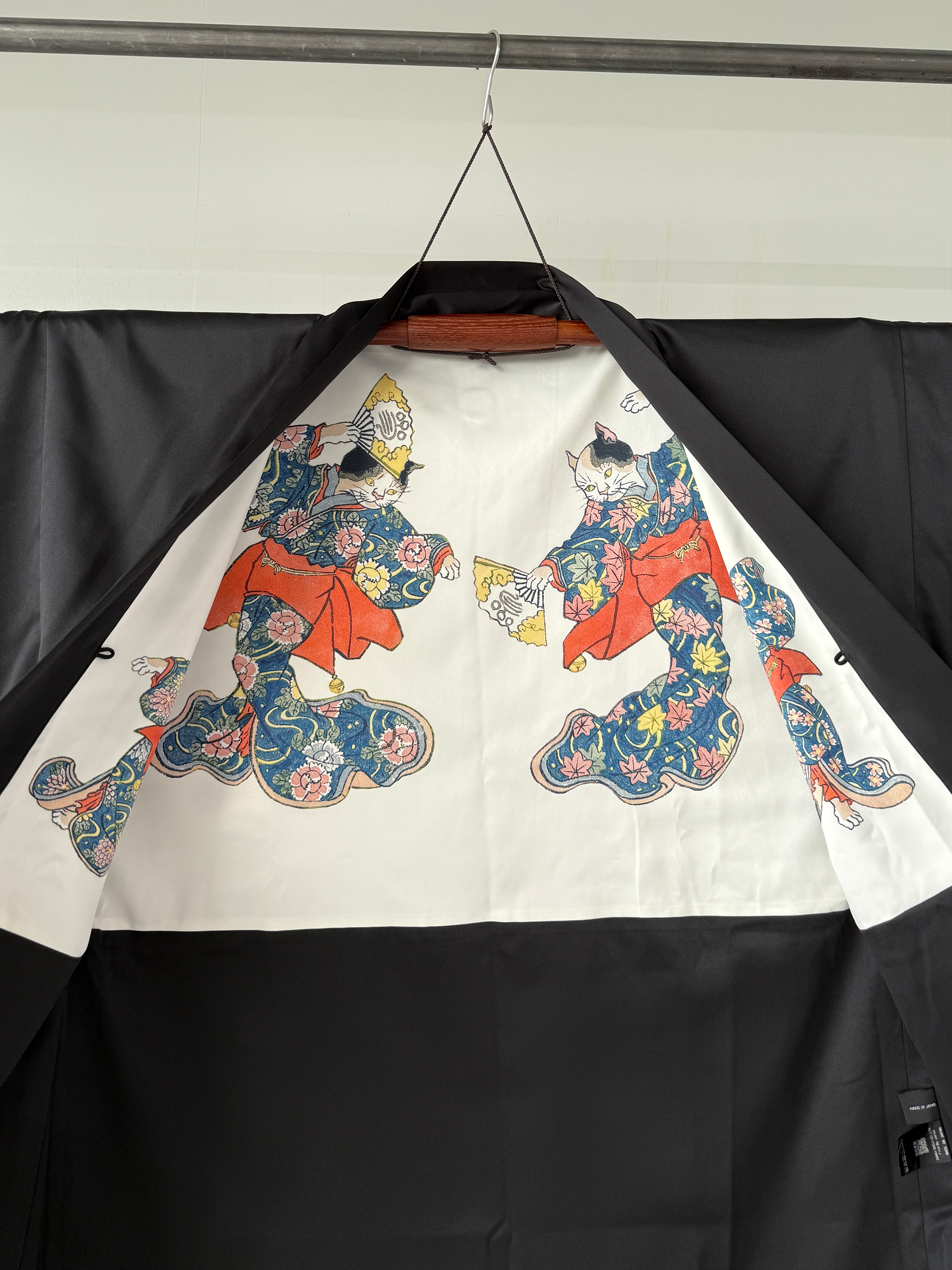 KUROMONTSUKI HAORI - DANCING CAT / 踊る猫