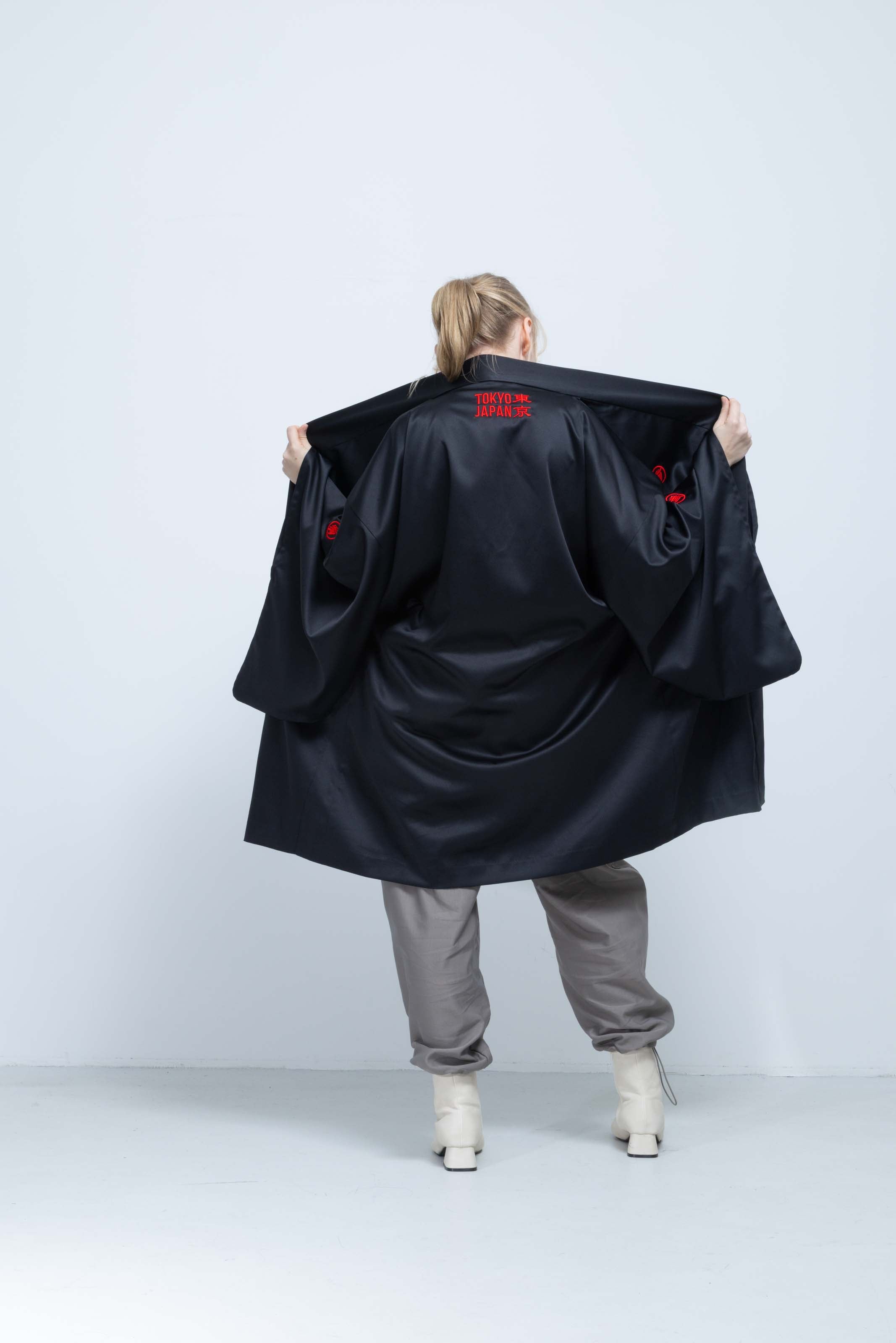KUROMONTSUKI HAORI  – Three-Dimensional Crest Embroidery, TOKYO
